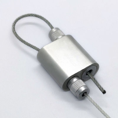 يقبض بإحكام على كابل الطائرات 5/64″ و 3/32″ في حلقة في أداة تثبيت الكابلات الحلقية القابلة للتعديل